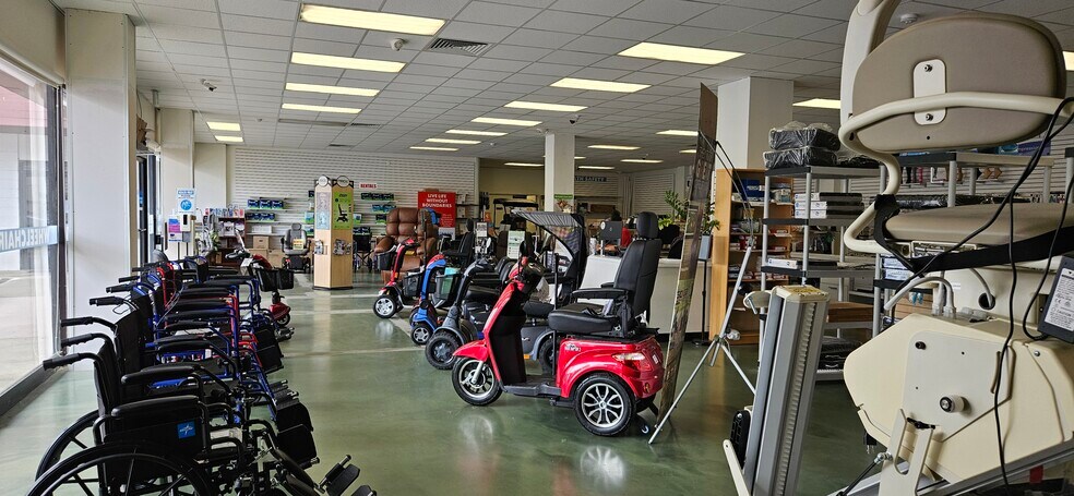 More Photos Of 2700 S King St, Honolulu Unknown For Lease