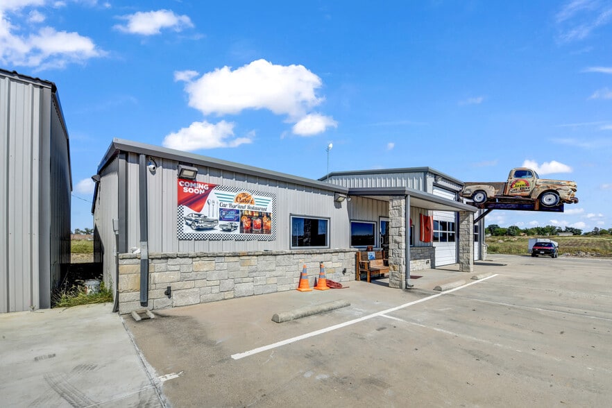 More Photos Of 5989 N FM 51, Weatherford Showroom For Sale