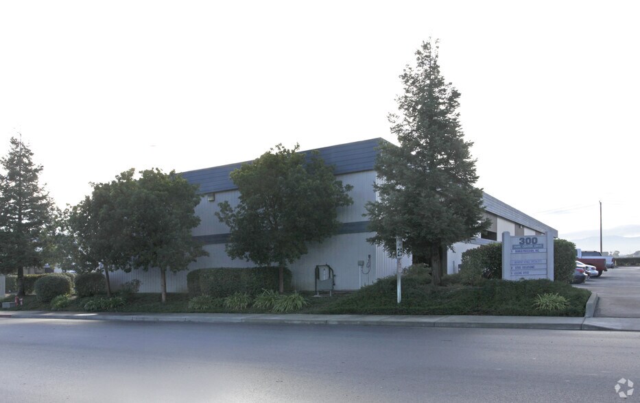 More Photos Of 300 Park Center Dr, Hollister Warehouse For Lease