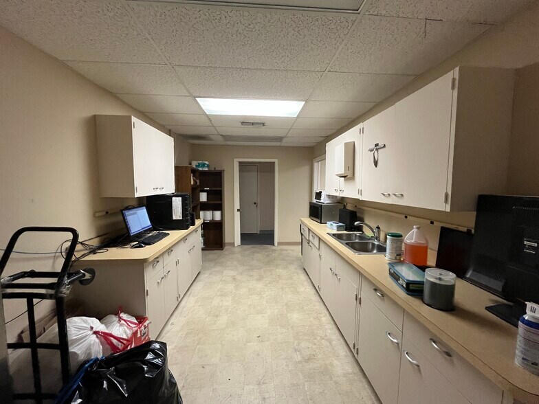 More Photos Of 6202 Presidential Ct, Fort Myers Medical For Sale