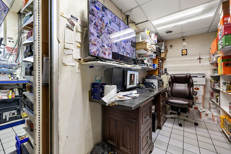 More Photos Of 186 N Gratiot Ave, Mount Clemens Service Station For Sale