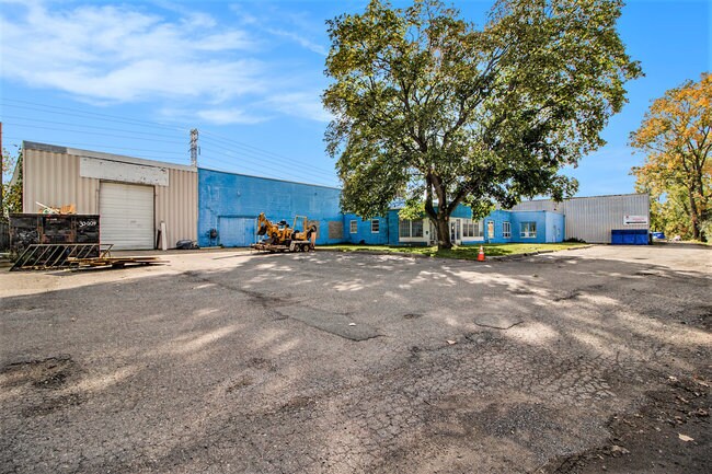 More Photos Of 1109 Decker Rd, Walled Lake Warehouse For Lease