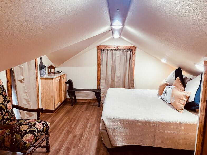 More Photos Of 275 N Main St, Eureka Springs Hotel For Sale