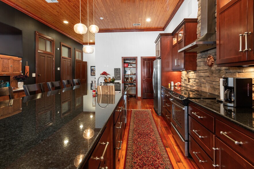 More Photos Of 1012 Noble St, Anniston Storefront Retail Office For Sale