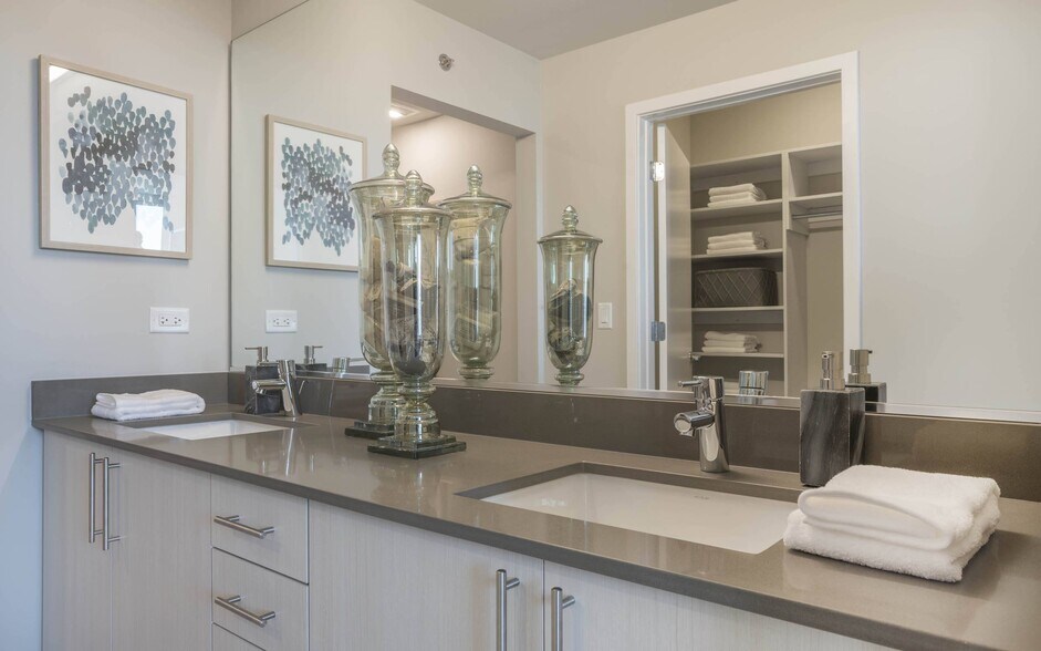 More Photos Of 801 S Financial Pl, Chicago Apartments For Lease