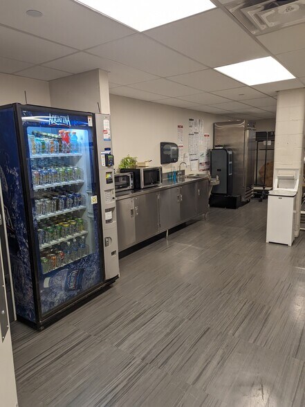 More Photos Of 39-34 43rd St, Long Island City Warehouse For Lease