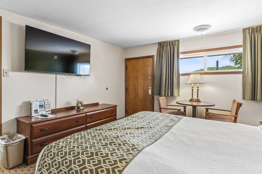 More Photos Of 310 S McCune St, Pilot Knob Hotel For Sale