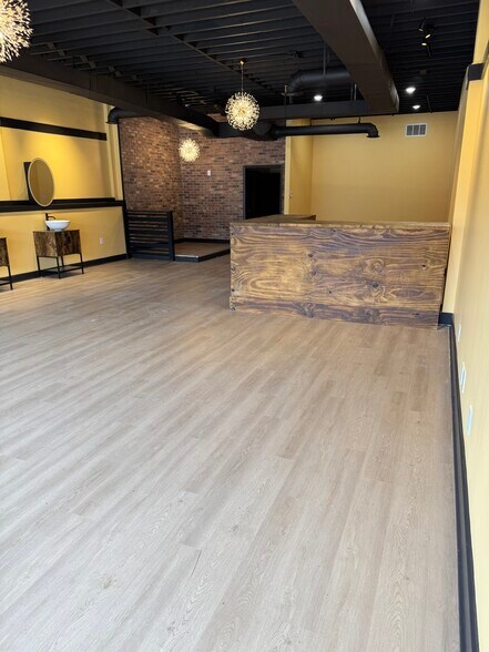 More Photos Of 711 Main St, Grandview Storefront For Lease