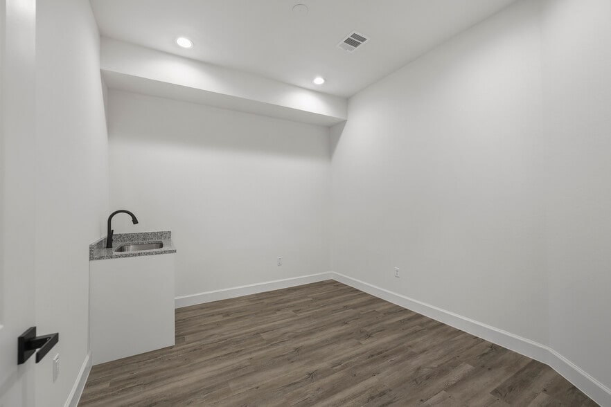 More Photos Of 284 Ed English Dr, Shenandoah Medical For Sale