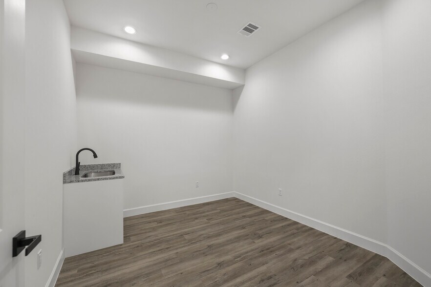 More Photos Of 284 Ed English Dr, Shenandoah Medical For Sale