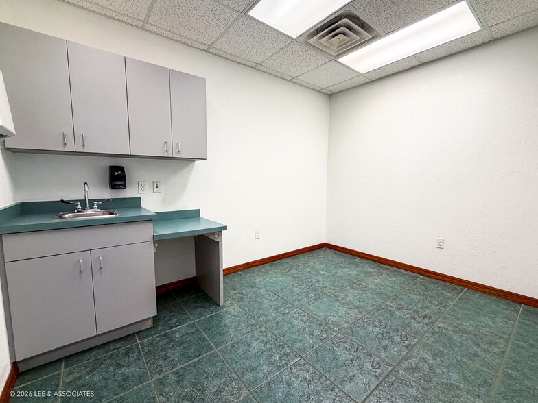 More Photos Of 4741 NW 8th Ave, Gainesville Medical For Sale