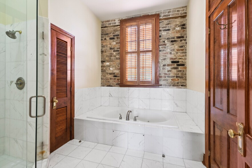 More Photos Of 920 - 926 Tchoupitoulas St, New Orleans Light Distribution For Sale