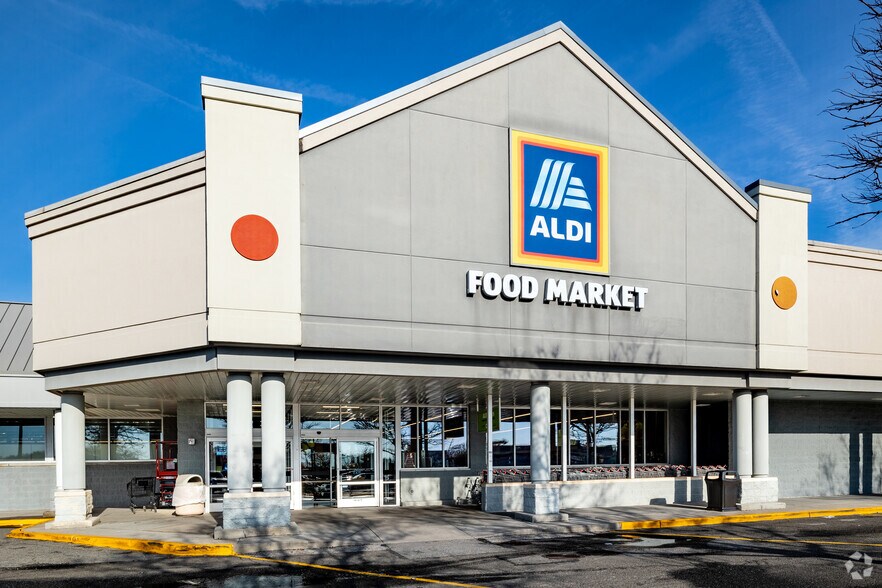 More Photos Of 367-425 N Service Rd, Patchogue General Retail For Lease