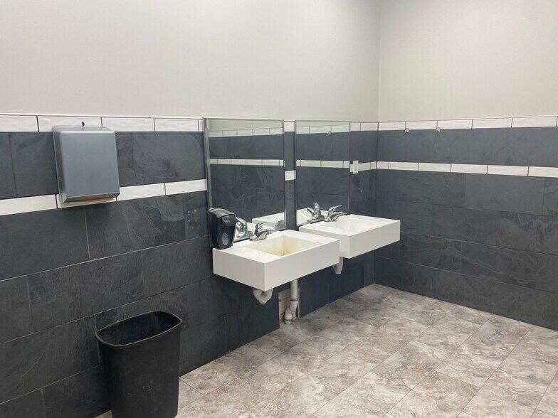 More Photos Of 158 Holly St, Jasper Distribution For Lease