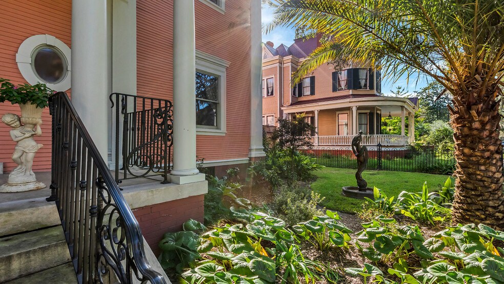 More Photos Of 119 E 37th St, Savannah Restaurant For Sale