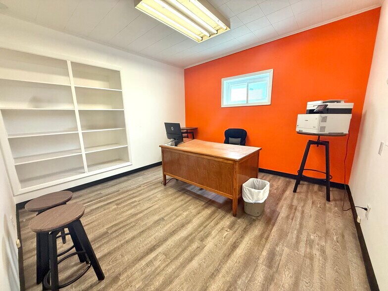 More Photos Of 707 N Lumber St, Bloomington Industrial For Sale