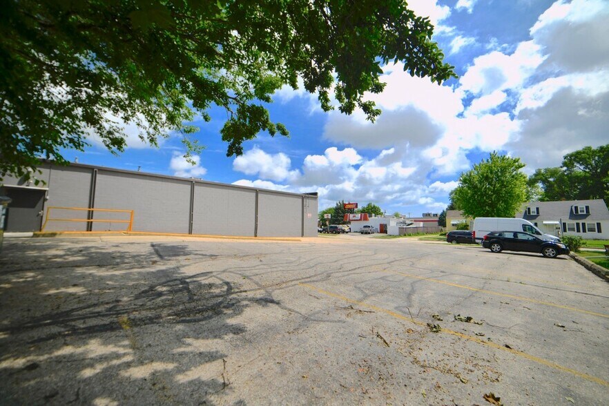 More Photos Of 4105 52nd St, Kenosha Freestanding For Sale