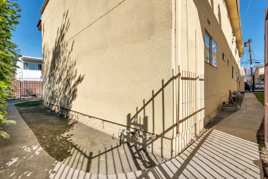 More Photos Of 17945 Roscoe Blvd, Northridge Apartments For Sale