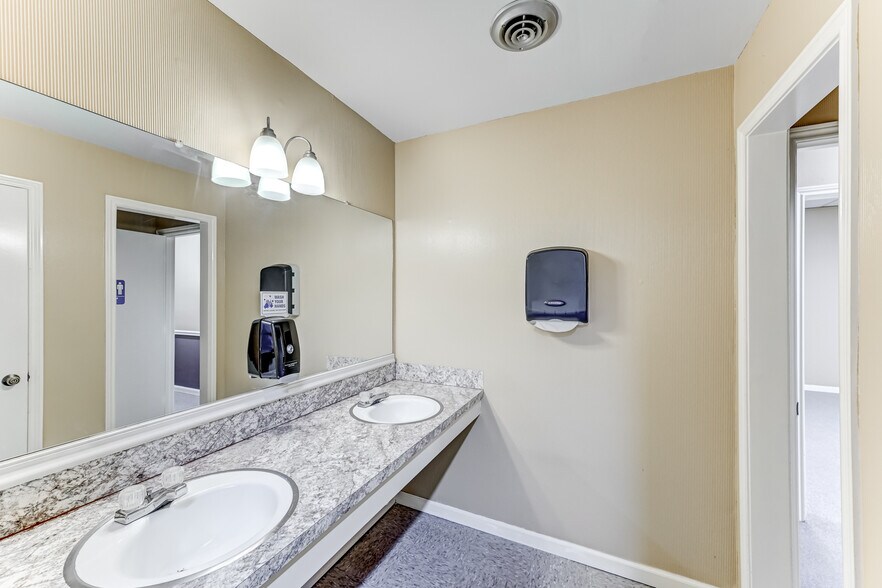 More Photos Of 14741 Pebble Bend Dr, Houston Loft Creative Space For Lease