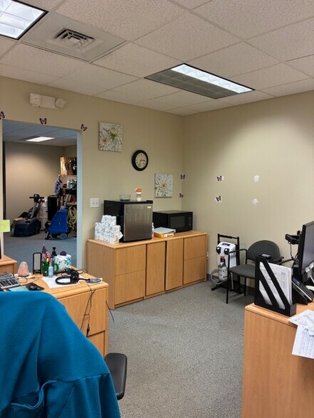 More Photos Of 160 S Turnpike Rd, Wallingford Light Distribution For Lease