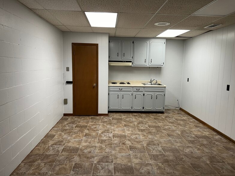 More Photos Of 401 Peacock Street, Cochran Office For Sale