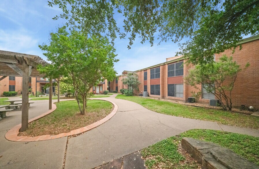 More Photos Of 611 S Ennis St, Bryan Apartments For Sale