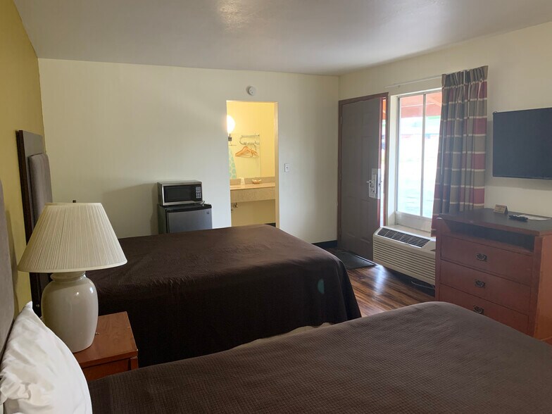 More Photos Of 14 N State St, Iola Hotel For Sale