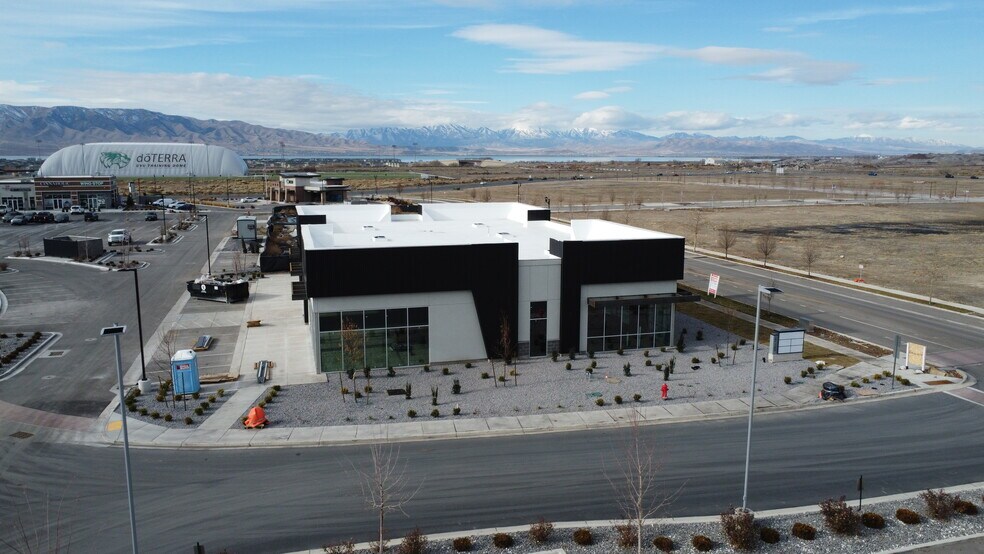 More Photos Of 634 N Mill Road, Vineyard Storefront Retail Office For Lease