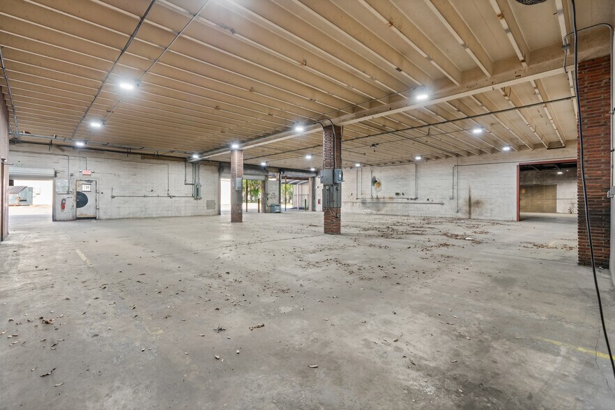 More Photos Of 1118 N Magnolia Ave, Ocala Warehouse For Lease