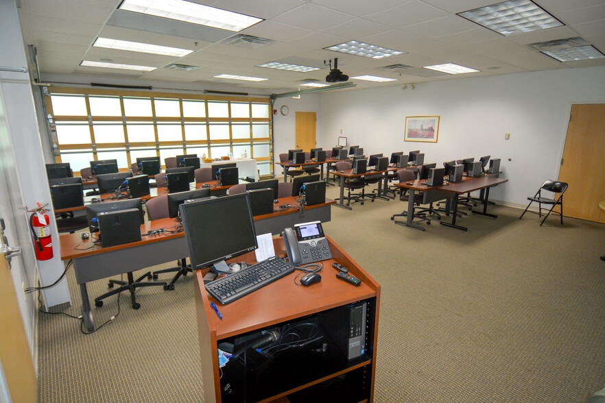 More Photos Of 888 Dayton St, Yellow Springs Warehouse For Lease