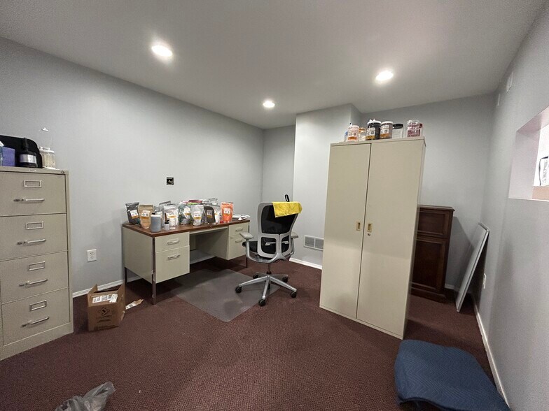 More Photos Of 819 Maple Ave, Hamilton Light Manufacturing For Sale