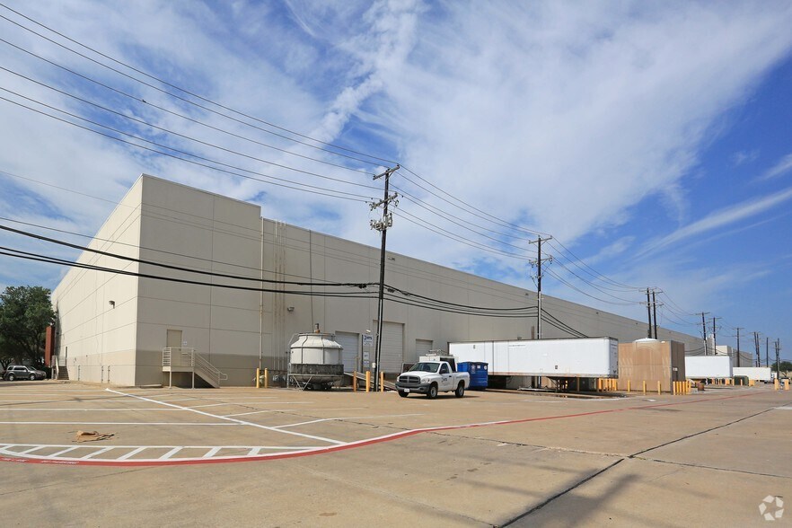 More Photos Of 1700 Summit Ave, Plano Warehouse For Lease