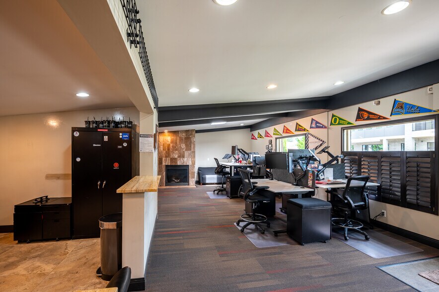 More Photos Of 12525 SW Main St, Tigard Storefront Retail Office For Lease