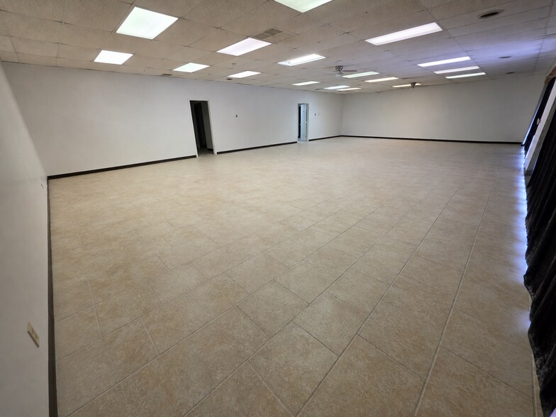 More Photos Of 110 N Range Line Rd, Joplin General Retail For Lease
