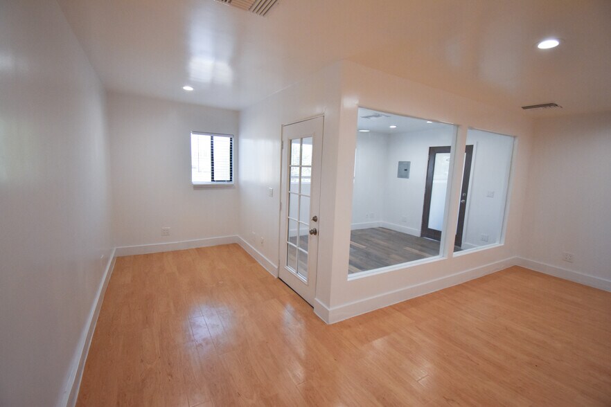 More Photos Of 19709 Ventura Blvd, Woodland Hills Office For Lease