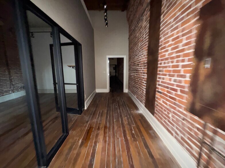 More Photos Of 390 S Main St, Memphis Office For Sale