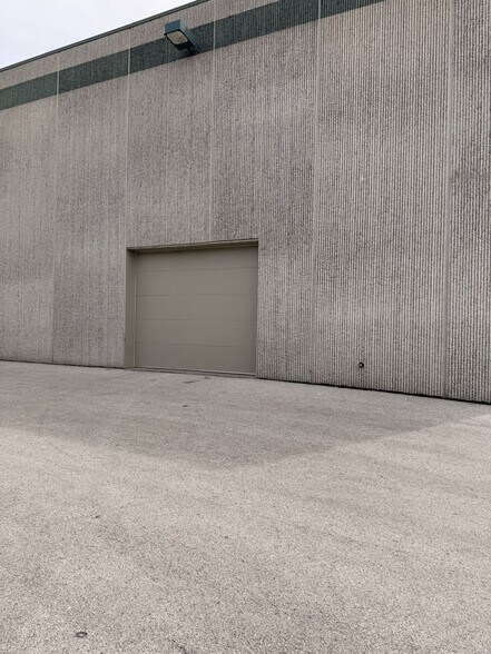 More Photos Of 8905 F St, Omaha Light Manufacturing For Lease