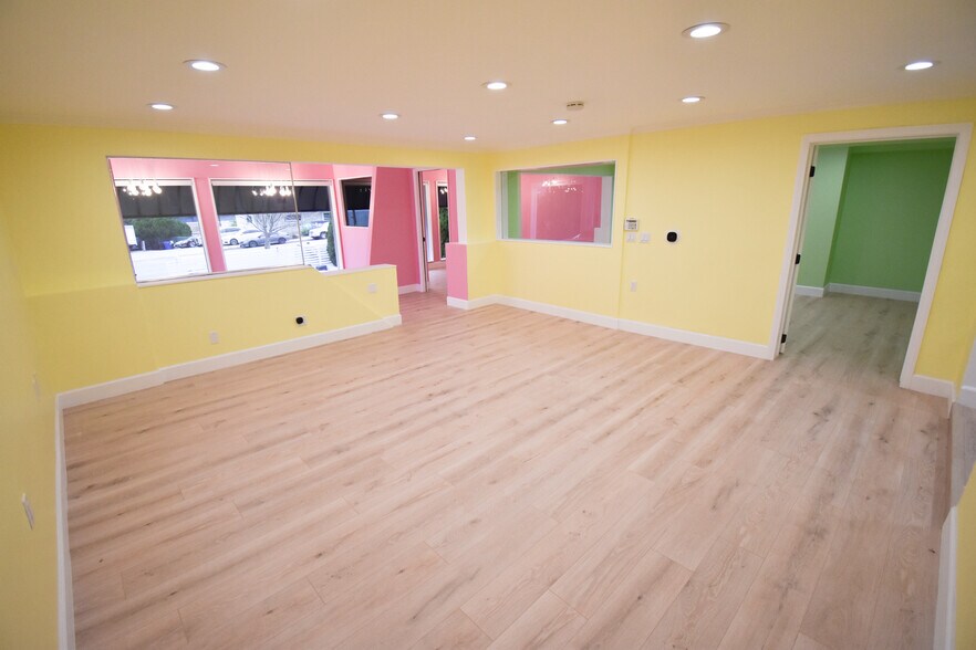 More Photos Of 3847 Foothill Blvd, La Crescenta Freestanding For Lease