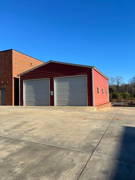 More Photos Of 11128 Business Ln, Charlotte Light Distribution For Lease