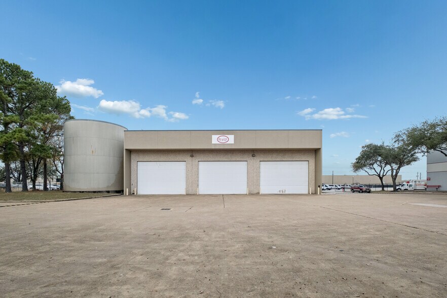 More Photos Of 8100 Kempwood Dr, Houston Manufacturing For Lease