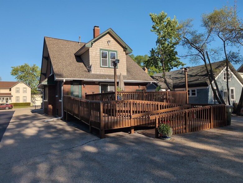 More Photos Of 417 N Hough St, Barrington Medical For Lease