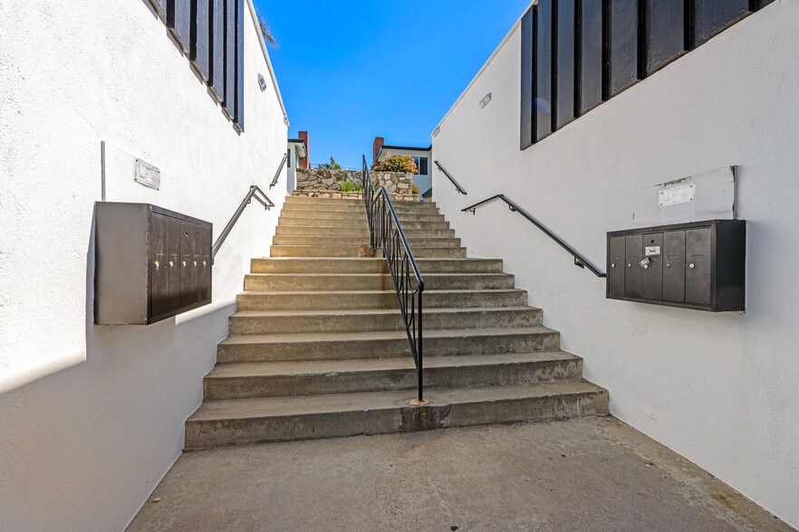 More Photos Of 124 Palos Verdes Blvd, Redondo Beach Apartments For Sale
