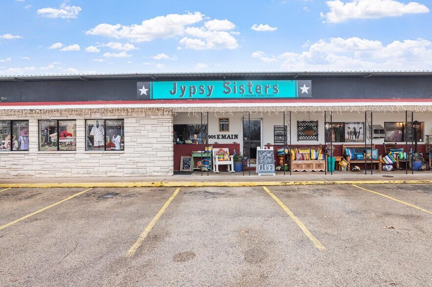 More Photos Of 905 E Main St, Fredericksburg General Retail For Sale