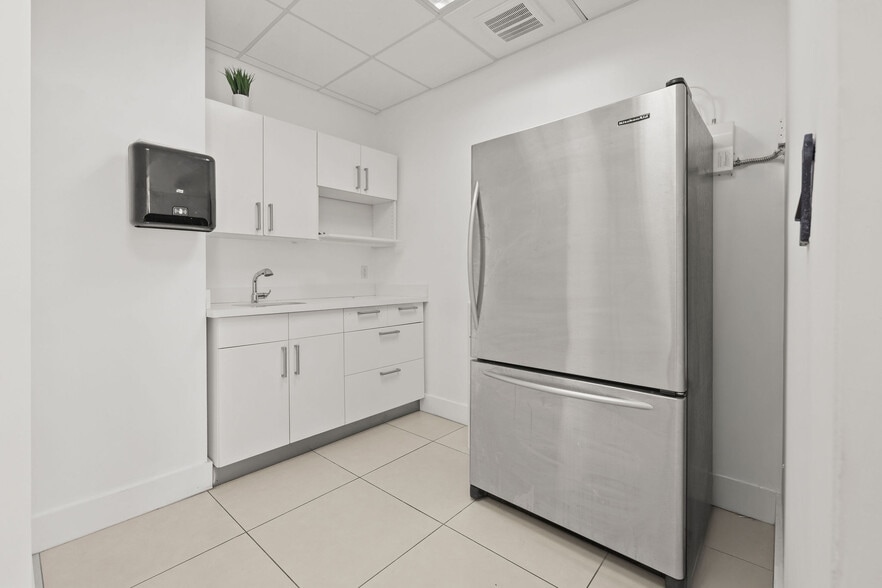 More Photos Of 335 Ne 61st St, Miami Flex For Lease