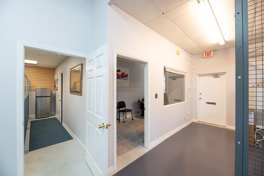More Photos Of 8909 Regents Park Dr, Tampa Office Residential For Lease