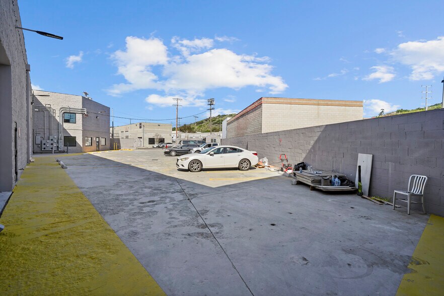 More Photos Of 10926 Randall St, Sun Valley Warehouse For Lease