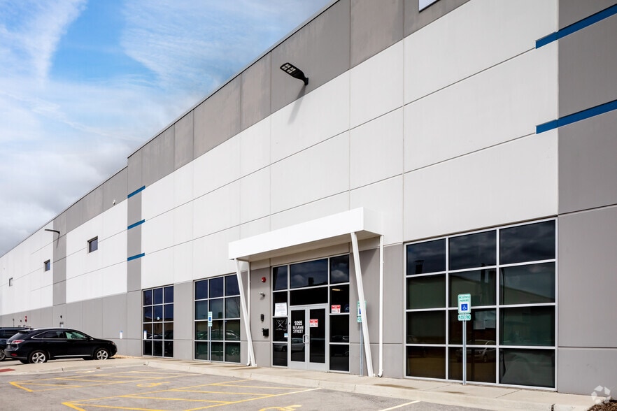More Photos Of 1055-1065 Sesame St, Bensenville Distribution For Lease