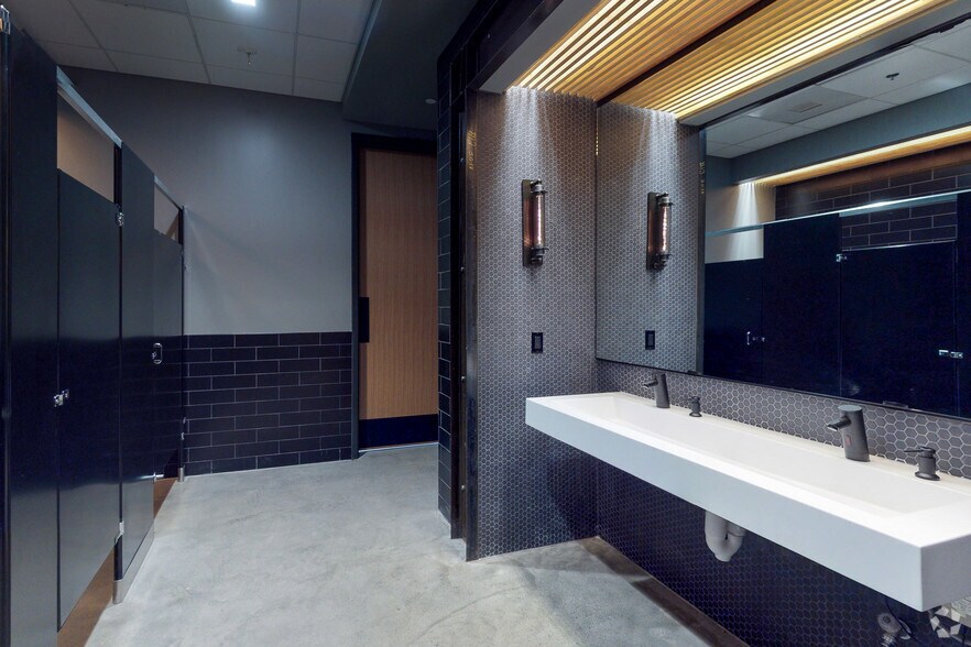 More Photos Of 1213 W Morehead St, Charlotte Office For Lease