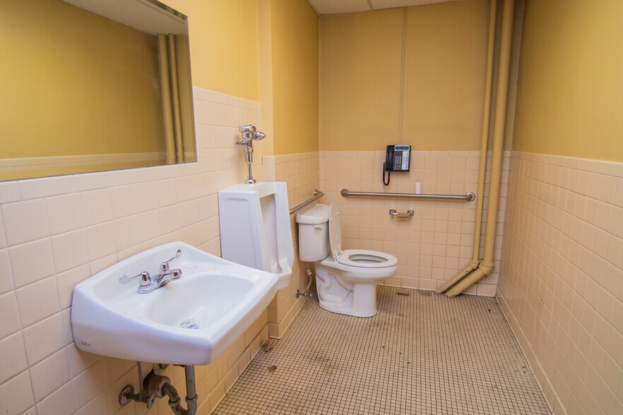 More Photos Of 1439 Sunset Blvd, Steubenville Flex For Sale