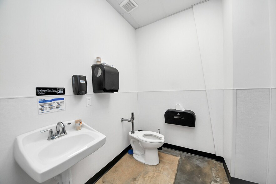 More Photos Of 30625 Kingsland Blvd, Brookshire Storefront For Sale